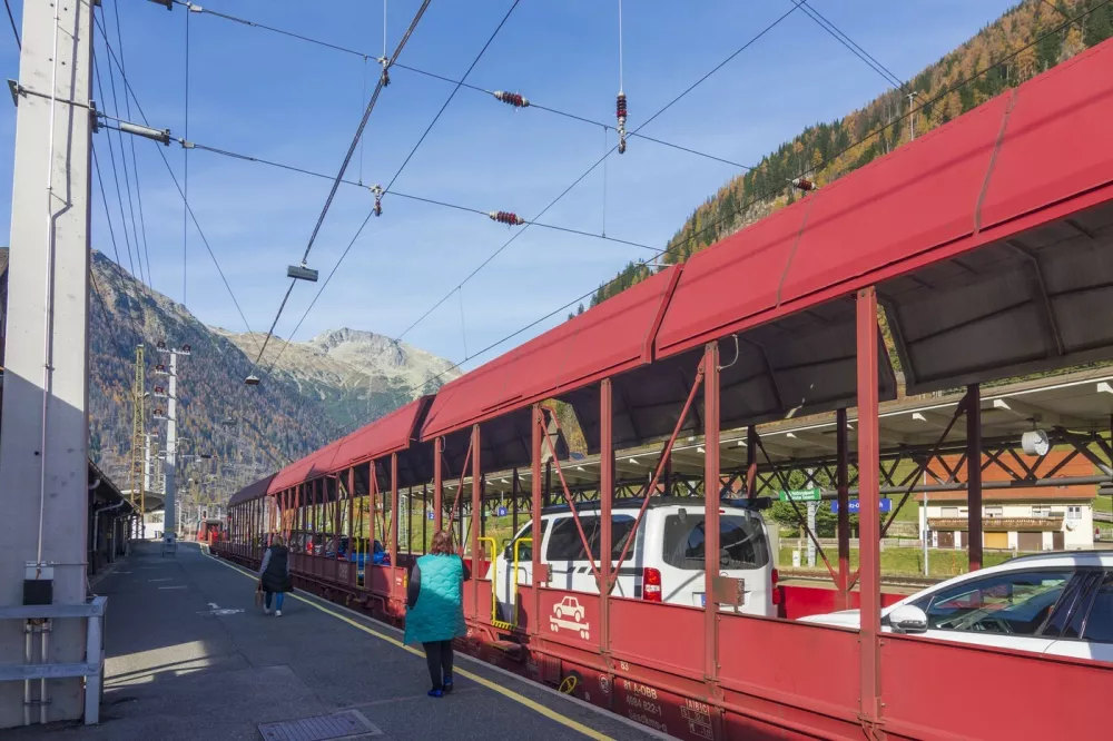 car shuttle train in Tauern Railway Tunnel, Autoschleuse Tauernbahn Tauernschleuse, ASTB, station Mallnitz Mallnitz Nationalpark Hohe Tauern K&auml;rnten, Carinthia Austria,Image: 937625969, License: Rights-managed, Restrictions: imago is entitled to issue a simple usage license at the time of provision. Personality and trademark rights as well as copyright laws regarding art-works shown must be observed. Commercial use at your own risk., Model Release: no 