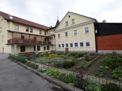 Stoletni samostan gre v roke občini, ta pa tam načrtuje dom za starej&scaron;e