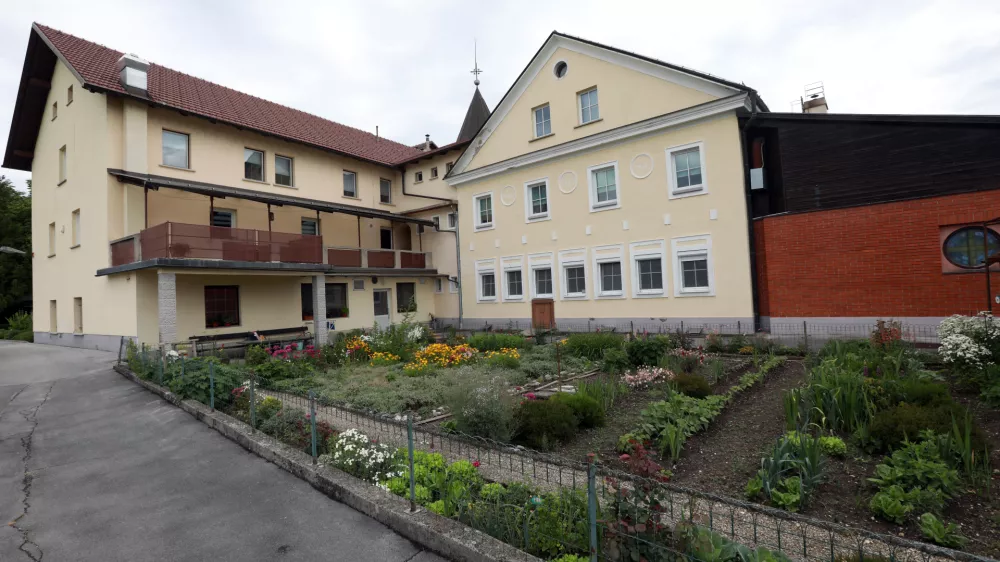 Stoletni samostan gre v roke občini, ta pa tam načrtuje dom za starej&scaron;e