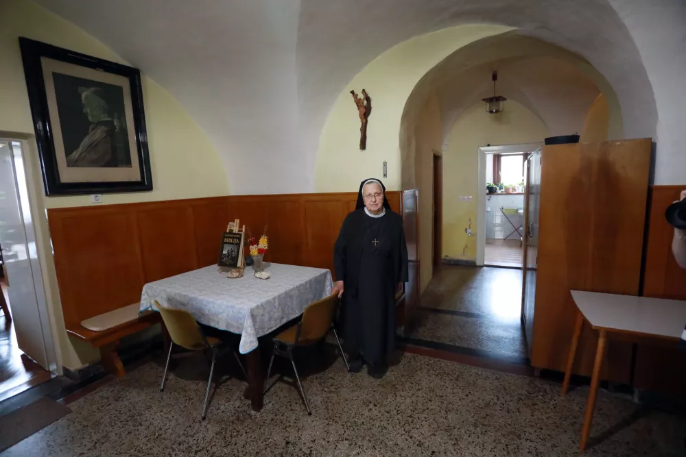Stoletni samostan gre v roke občini, ta pa tam načrtuje dom za starej&scaron;e