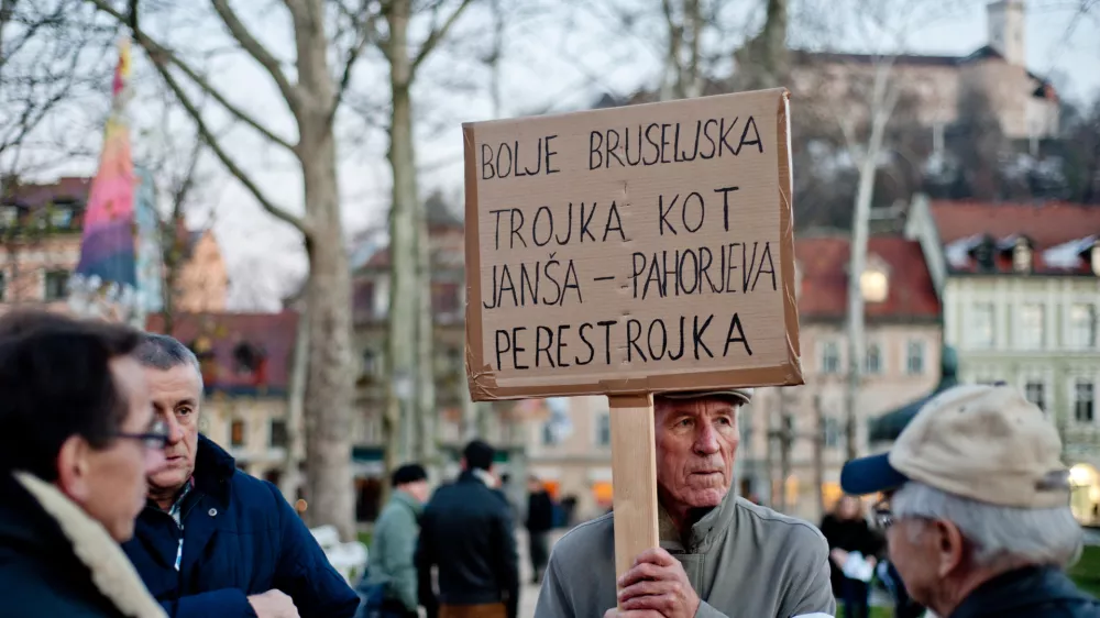 - ilustrativna fotografijaprotestnik, plakat, transparent, perestrojka, varcevalni ukrepi, rezi, Janez Jan&scaron;a, Borut Pahor- Ljubljana 2012 - protest proti politicni in županski eliti v Sloveniji 2012 - GOTOVI SO! - shod na Kongresnem trgu//FOTO: Tomaž Zajel&scaron;nik