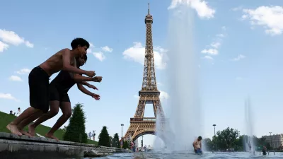 People cool off in the Trocadero Fountain next to the Eiffel Tower in Paris as temperatures rise during a heatwave affecting a large part of France, June 22, 2026. REUTERS/Abdul Saboor