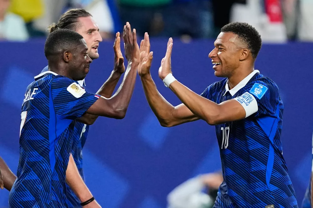 France's Ousmane Dembele (7) is congratulated by teammate Kylian Mbappe (10) after scoring his team's third goal during the World Cup Group I soccer match between France and Iraq in Philadelphia, Monday, June 22, 2026. (AP Photo/Petr David Josek) / Foto: Petr David Josek
