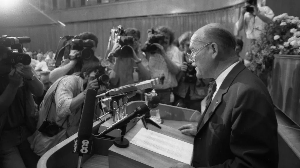 Osamosvojitev Slovenije - sprejem osamosvojitvenih aktov v slovenski skup&scaron;čini, 25. junij 1991. Foto: Nace Bizilj, MNSZS