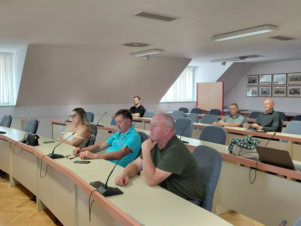 Javne razgrnitve sta se udeležila predstavnika pa&scaron;ne skupnosti, Grilc Silvo in Tone Slatnar, povabilu pa se je odzvala tudi Barbara Trebu&scaron;ak. F Vesna Levičnik