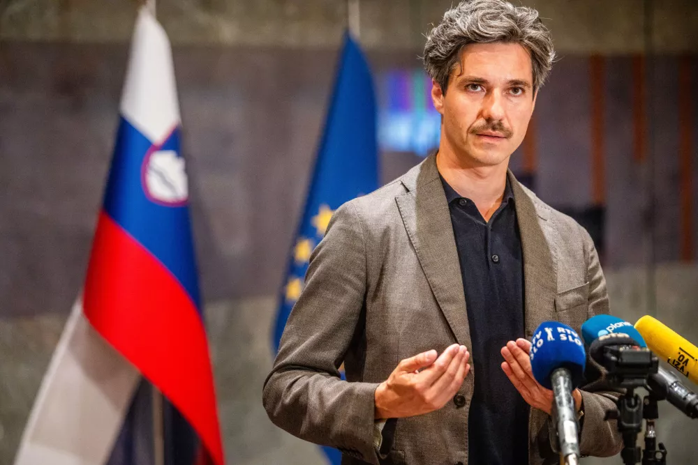 Ljubljana, DZ.Izjava za medije sokoordinatorja Levice in poslanca Luke Mesca, ki je predstavil vsebino predloga za sklic odbora DZ za delo in razloge za poziv k odstopu poslanca stranke Resnica Borisa Mijica.