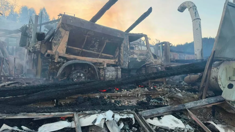 Solcavsko, kmetija Bukovnik.Pozar je ponoci zajel gospodarska in stanovanjsko poslopje najvisje lezece kmetije v Slovenije, kmetije Bukovnik pod Raduho.Gasilci ob gasenju pozara.Foto: PGD Crna na Koroskem