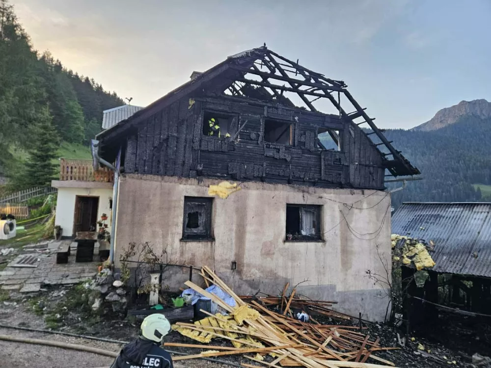 Solcavsko, kmetija Bukovnik.Pozar je ponoci zajel gospodarska in stanovanjsko poslopje najvisje lezece kmetije v Slovenije, kmetije Bukovnik pod Raduho.Pozarisce.Foto: Obcina Solcava
