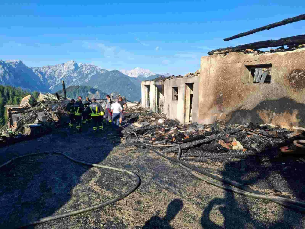 Solcavsko, kmetija Bukovnik.Pozar je ponoci zajel gospodarska in stanovanjsko poslopje najvisje lezece kmetije v Slovenije, kmetije Bukovnik pod Raduho.Pozarisce.Foto: Obcina Solcava