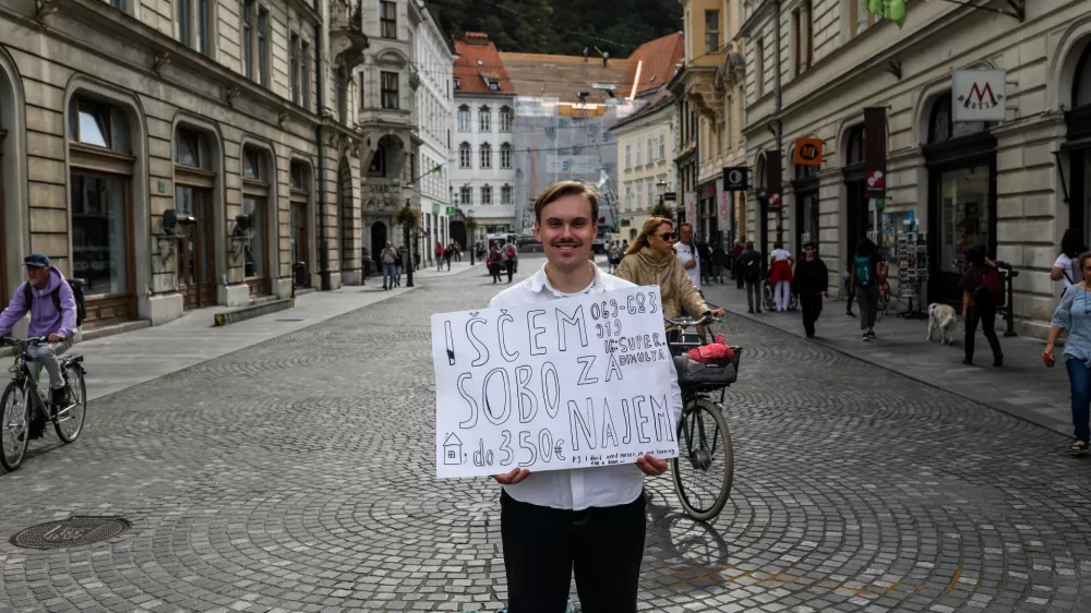  - 09.10.2023 &ndash; Ruski &scaron;tudent i&scaron;če sobo v Ljubljani. Stanovanjska politika, mladina in stanovanja, stanovanja, nepremičnine. //FOTO: Bojan Velikonja