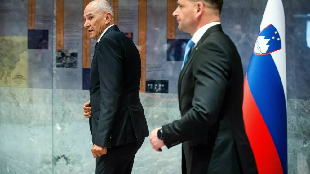 Ljubljana, DZ.Izredna seja DZ, na kateri so obravnavali predlog za izvolitev prvaka SDS Janeza Janse za predsednika vlade.Mandatar za sestavo vlade Janez Jan&scaron;a in predsednik DZ Zoran Stevanović