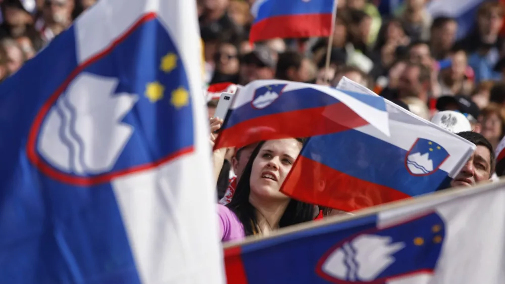navijači - slovenska zastava - - 21. svetovno prvenstvo vsmučarskih poletih, Planica 18.3 - 21.3.2010FOTO: JAKA GASAR / NEDELJSKI