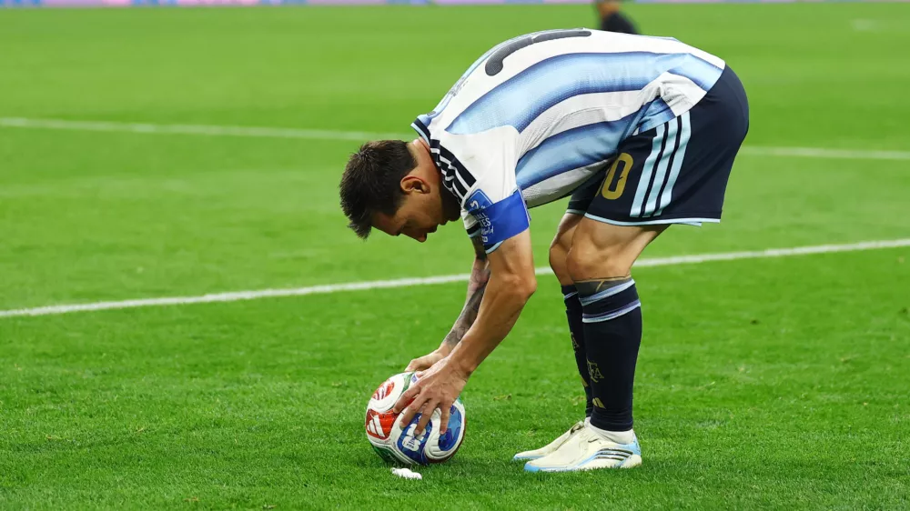 Soccer Football - FIFA World Cup 2026 - Group J - Argentina v Austria - Dallas Stadium, Arlington, Texas, U.S. - June 22, 2026 Argentina's Lionel Messi places the ball down for a free kick REUTERS/Kai Pfaffenbach