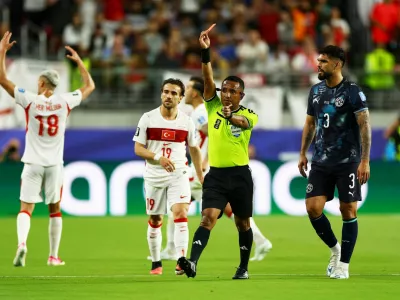 FILE PHOTO: Soccer Football - FIFA World Cup 2026 - Group D - Turkey v Paraguay - San Francisco Bay Area Stadium, Santa Clara, California, U.S. - June 19, 2026 Referee Ivan Barton shows a red card to Paraguay's Miguel Almiron REUTERS/Carlos Barria/File Photo
