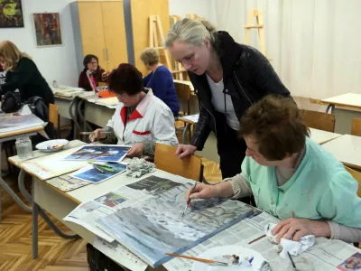 slikarka Du&scaron;a Jesih - - slikarska delavnica &ndash; likovni krožek -- 02.03.2023 - Dru&scaron;tvo Lipa Domžale - Univerza za tretje življenjsko obdobje; //FOTO: Tomaž Skale / Foto: Tomaž Skale