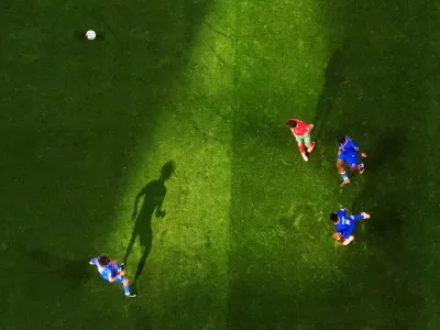 Soccer Football - FIFA World Cup 2026 - Group C - Morocco v Haiti - Atlanta Stadium, Atlanta, Georgia, U.S. - June 24, 2026 Haiti's Martin Experience casts a shadow on the pitch as Morocco's Brahim Diaz and Haiti's Hannes Delcroix look on REUTERS/Claudia Greco   TPX IMAGES OF THE DAY / Foto: Claudia Greco