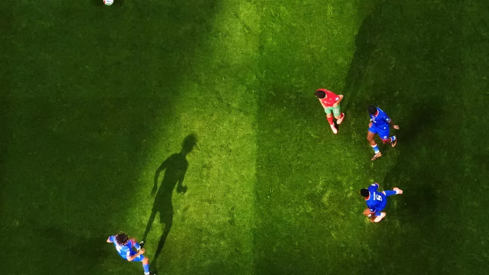 Soccer Football - FIFA World Cup 2026 - Group C - Morocco v Haiti - Atlanta Stadium, Atlanta, Georgia, U.S. - June 24, 2026 Haiti's Martin Experience casts a shadow on the pitch as Morocco's Brahim Diaz and Haiti's Hannes Delcroix look on REUTERS/Claudia Greco   TPX IMAGES OF THE DAY / Foto: Claudia Greco