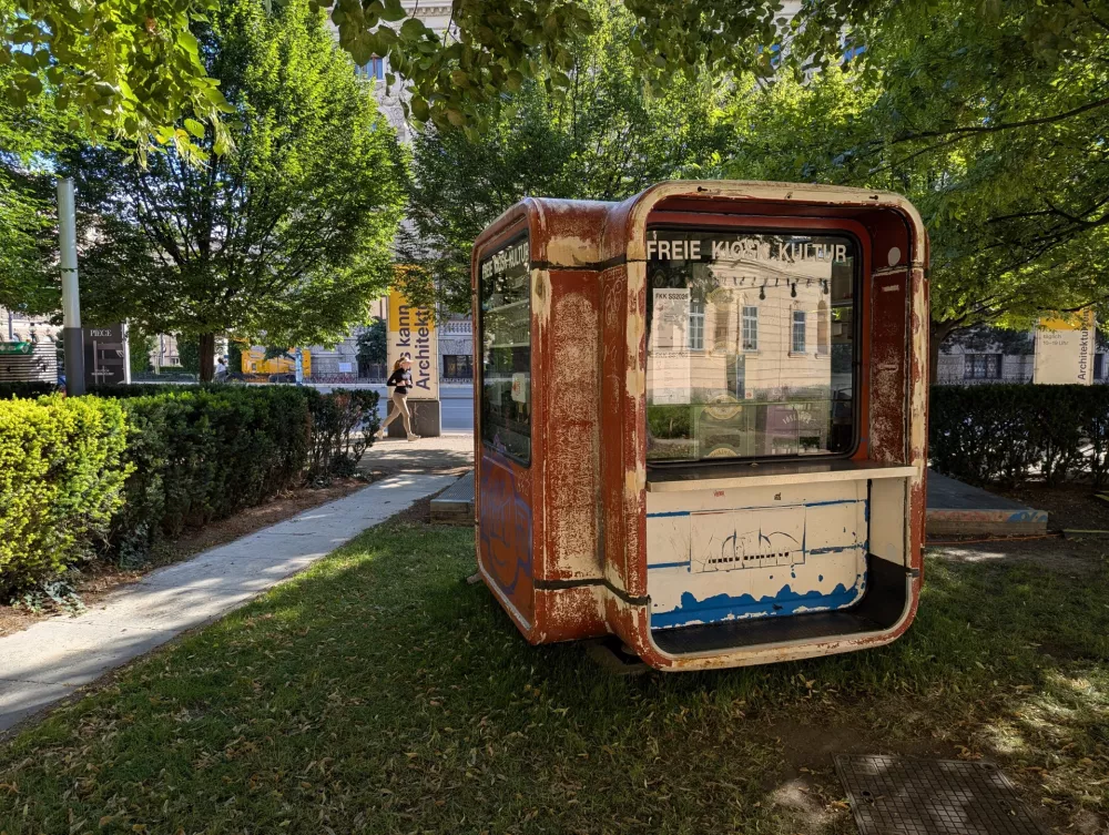 Nepričakovana najdba: sloviti kiosk K67, ki ga je v &scaron;estdesetih izdelal Sa&scaron;a Janez M&auml;chtig in stoji v muzejski četrti. / Foto: Damjan Franz Lu