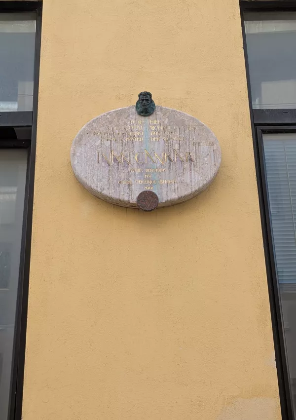 Spominska plo&scaron;ča Ivanu Cankarju na Lindauergasse 26. Pravijo, da je tam na&scaron; veliki pisatelj dodobra razvil svoj socialni čut. / Foto: Damjan Franz Lu