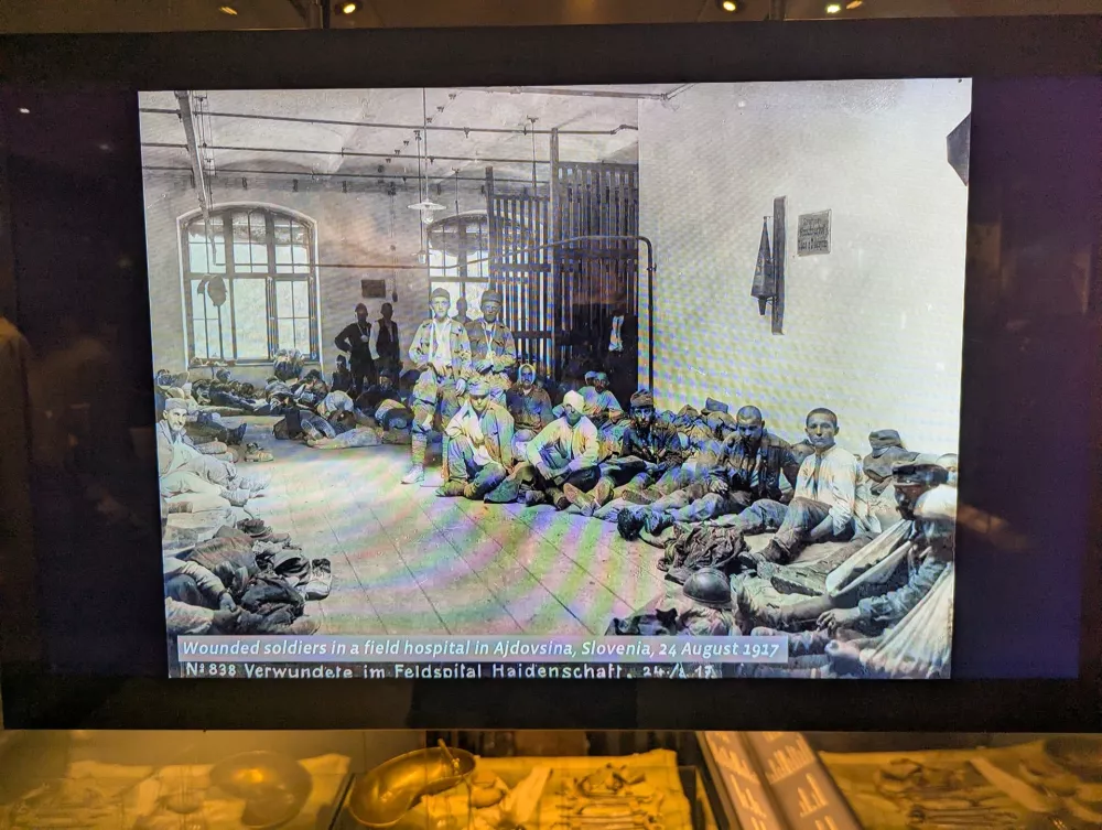 Na oddelku voja&scaron;kega muzeja, ki prikazuje dogajanje na so&scaron;ki fronti, so tudi fotografije iz na&scaron;ih krajev. Tale prikazuje ranjence v Ajdov&scaron;čini. / Foto: Damjan Franz Lu