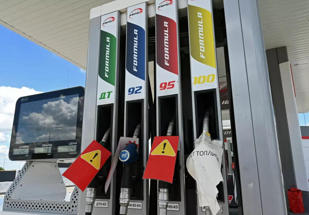 FILE PHOTO: Signs inform of non-working fuel pump nozzles at a petrol station, as according to local officials, some regional filling stations face gasoline shortages due to production cuts at major refineries, amid the Russia-Ukraine conflict in Rostov-on-Don, Russia, June 29, 2026. REUTERS/Sergey Pivovarov/File Photo / Foto: Sergey Pivovarov