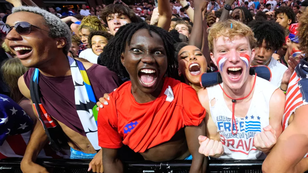 Fans celebrate after a United States goal during a watch party for a World Cup soccer match against Bosnia at the KC Live! entertainment district Wednesday, July 1, 2026, in Kansas City, Mo. (AP Photo/Charlie Riedel) / Foto: Charlie Riedel