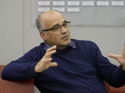 red. prof. dr. Bogomir Kovač, ekonomist - redni profesor na Ekonomski fakulteti v Ljubljani - predava temelje ekonomije, ekonomsko filozofijo, ekonomiko okolja in institucionalno ekonomijo - za časnike pi&scaron;e politično ekonomske komentarje //FOTO: Tomaž Skale OPOMBA: ZA OBJAVO V PRILOGI &ndash; DNEVNIKOV OBJEKTIV - INTERVJU 2013 / Foto: Tomaž Skale