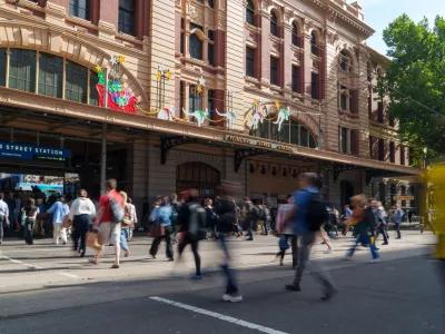 Melbourne, VIC, Australia. December 11, 2025. - Motion-blurred pedestrians navigate the busy Elizabeth Street intersection in front of the ornate Flinders Street Station, decorated for the holidays. / Foto: Mujie Getty Images