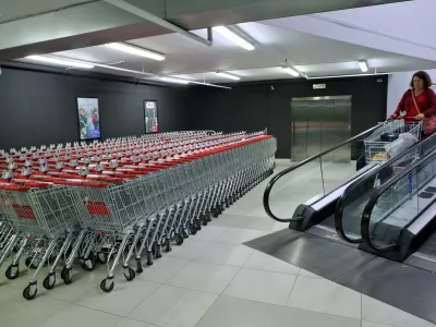 - simbolična fotografija - potro&scaron;ni&scaron;tvo - potro&scaron;niki - nakupovanje - trgovina - nakupovalni voziček- 03.10.2016 - Mercator center &Scaron;i&scaron;ka v Ljubljani - Hipermarket, Cesta Ljubljanske brigade 33//FOTO: Tomaž Skale