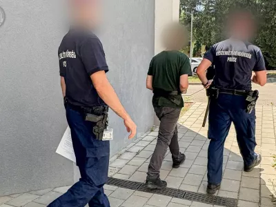 Policisti so sredi junija 2026 aretirali 30-letnika, ki je iz službe in grobov kradel dele člove&scaron;kih teles. 