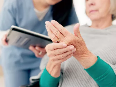 Težave se pokažejo zlasti v zrelej&scaron;ih letih. Zdaj, se zdi, je upanje, da bodo bolečinam v medicini bolj kos. / Foto: Istock