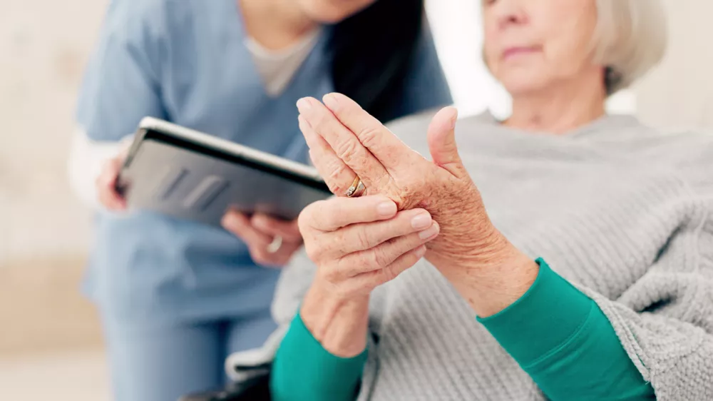 Težave se pokažejo zlasti v zrelej&scaron;ih letih. Zdaj, se zdi, je upanje, da bodo bolečinam v medicini bolj kos. / Foto: Istock