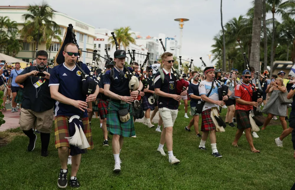Soccer Football - FIFA World Cup 2026 - Scotland fans march along Ocean Drive - Ocean Drive, Miami Beach, Florida, U.S. - June 23, 2026 Scotland's Tartan Army play the bagpipes during the march REUTERS/Amanda Perobelli / Foto: Amanda Perobelli