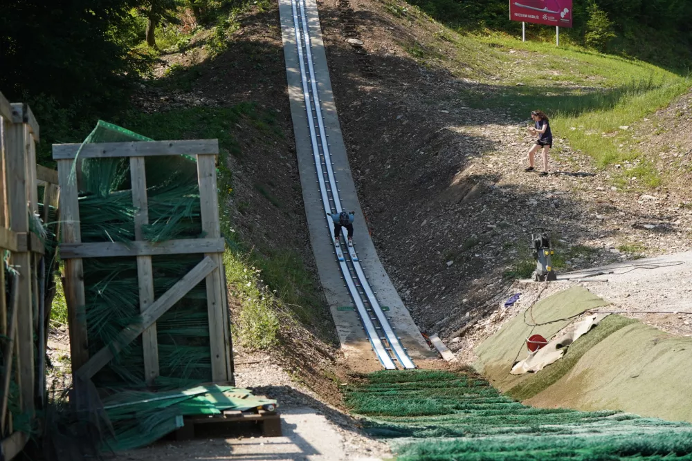 Jurij Tepe&scaron; je preizkusil novo pridobitev slovenskih skakalcev v Kranju.