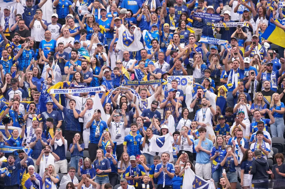 Bosnia's fans cheer prior to a World Cup Group B soccer match between Switzerland and Bosnia in Inglewood, Calif., near Los Angeles, Thursday, June 18, 2026. (AP Photo/Mark J. Terrill) / Foto: Mark J. Terrill