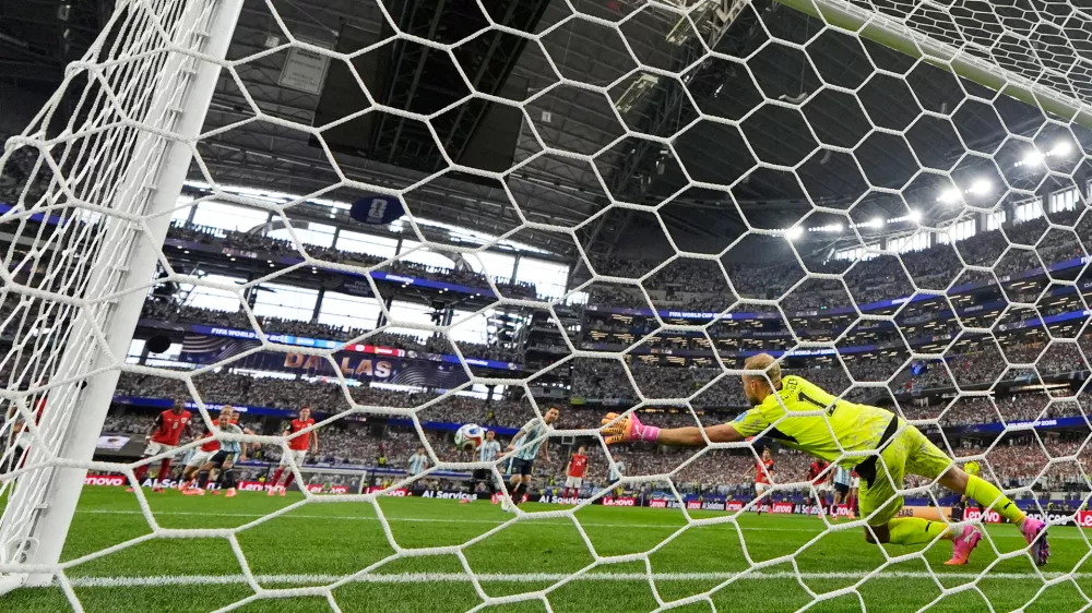Austria goalkeeper Alexander Schlager (1) dives for the ball as Argentina's Lionel Messi's penalty kick goes wide during the World Cup Group J soccer match between Argentina and Austria in Arlington, Texas, near Dallas, Monday, June 22, 2026.(AP Photo/Tony Gutierrez) / Foto: Tony Gutierrez
