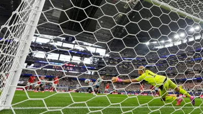 Austria goalkeeper Alexander Schlager (1) dives for the ball as Argentina's Lionel Messi's penalty kick goes wide during the World Cup Group J soccer match between Argentina and Austria in Arlington, Texas, near Dallas, Monday, June 22, 2026.(AP Photo/Tony Gutierrez) / Foto: Tony Gutierrez