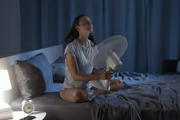 Ventilator ima svoje omejitve. Zdravniki se z vročim telesom namreč soočajo na drugačen način. / Foto: Istock