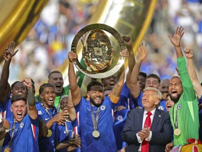 13.07.2025, FIFA Club World Cup 2025, Finale: Chelsea FC - Paris St. Germain, im MetLife Stadium East Rutherford, NJ, Siegerehrung nach dem Spiel. Ehreng&auml;ste nach dem Spiel zur Siegerehrung auf dem Podest, US-Pr&auml;sident Donald Trump freut sich inmitten des Teams kindlich &uuml;ber den Jubel von Reece James FC Chelsea mit dem Siegerpokal. re: Torwart Robert Sanchez FC Chelsea *** 13 07 2025, FIFA Club World Cup 2025, Final Chelsea FC Paris St Germain, at MetLife Stadium East Rutherford, NJ, Award ceremony after the match Guests of honor on the podium after the match for the award ceremony, US President Donald Trump is childishly happy in the midst of the team cheering Reece James FC Chelsea with the winning trophy re goalkeeper Robert Sanchez FC Chelsea,Image: 1027636655, License: Rights-managed, Restrictions:, Model Release: no 