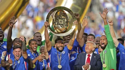13.07.2025, FIFA Club World Cup 2025, Finale: Chelsea FC - Paris St. Germain, im MetLife Stadium East Rutherford, NJ, Siegerehrung nach dem Spiel. Ehrengäste nach dem Spiel zur Siegerehrung auf dem Podest, US-Präsident Donald Trump freut sich inmitten des Teams kindlich über den Jubel von Reece James FC Chelsea mit dem Siegerpokal. re: Torwart Robert Sanchez FC Chelsea *** 13 07 2025, FIFA Club World Cup 2025, Final Chelsea FC Paris St Germain, at MetLife Stadium East Rutherford, NJ, Award ceremony after the match Guests of honor on the podium after the match for the award ceremony, US President Donald Trump is childishly happy in the midst of the team cheering Reece James FC Chelsea with the winning trophy re goalkeeper Robert Sanchez FC Chelsea,Image: 1027636655, License: Rights-managed, Restrictions:, Model Release: no 