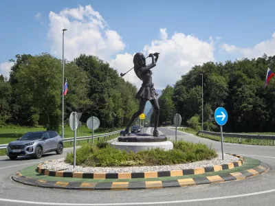 24.6.2026 - koriži&scaron;če - krožni promet -  skulptura golfistke, delo belgijskega kiparja Williama SweetlovaFoto: Luka Cjuha