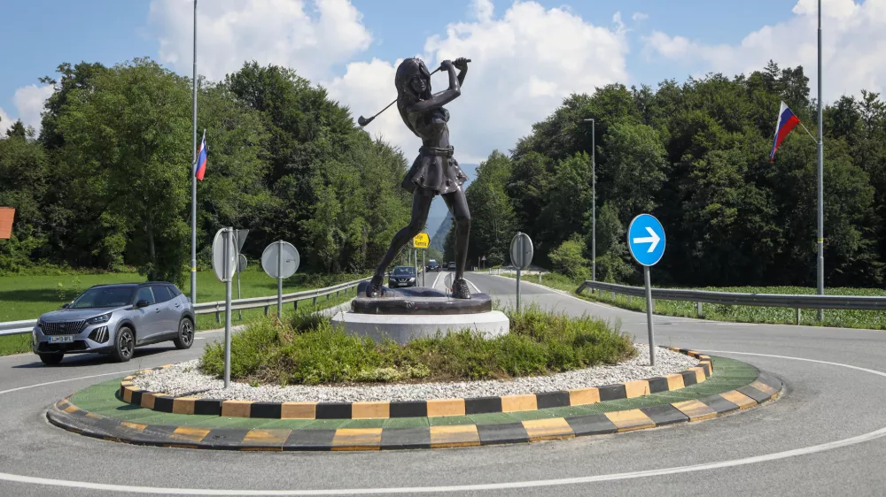 24.6.2026 - koriži&scaron;če - krožni promet -  skulptura golfistke, delo belgijskega kiparja Williama SweetlovaFoto: Luka Cjuha