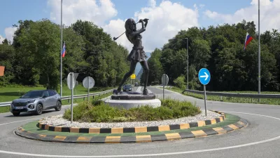 24.6.2026 - koriži&scaron;če - krožni promet -  skulptura golfistke, delo belgijskega kiparja Williama SweetlovaFoto: Luka Cjuha