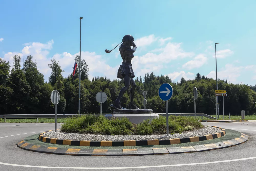 24.6.2026 - koriži&scaron;če - krožni promet -  skulptura golfistke, delo belgijskega kiparja Williama SweetlovaFoto: Luka Cjuha