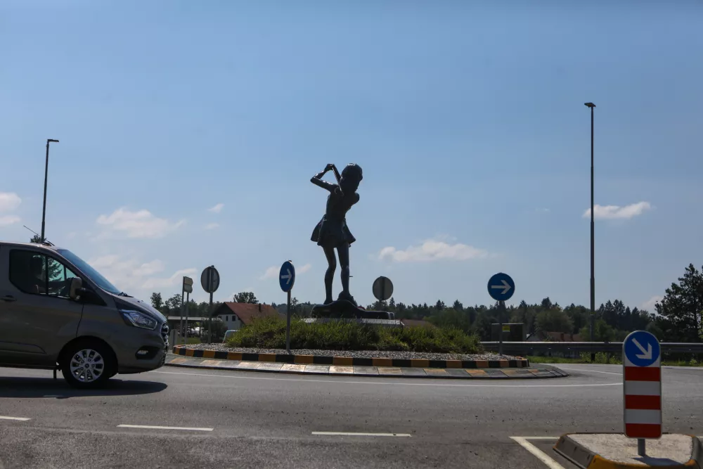 24.6.2026 - koriži&scaron;če - krožni promet -  skulptura golfistke, delo belgijskega kiparja Williama SweetlovaFoto: Luka Cjuha