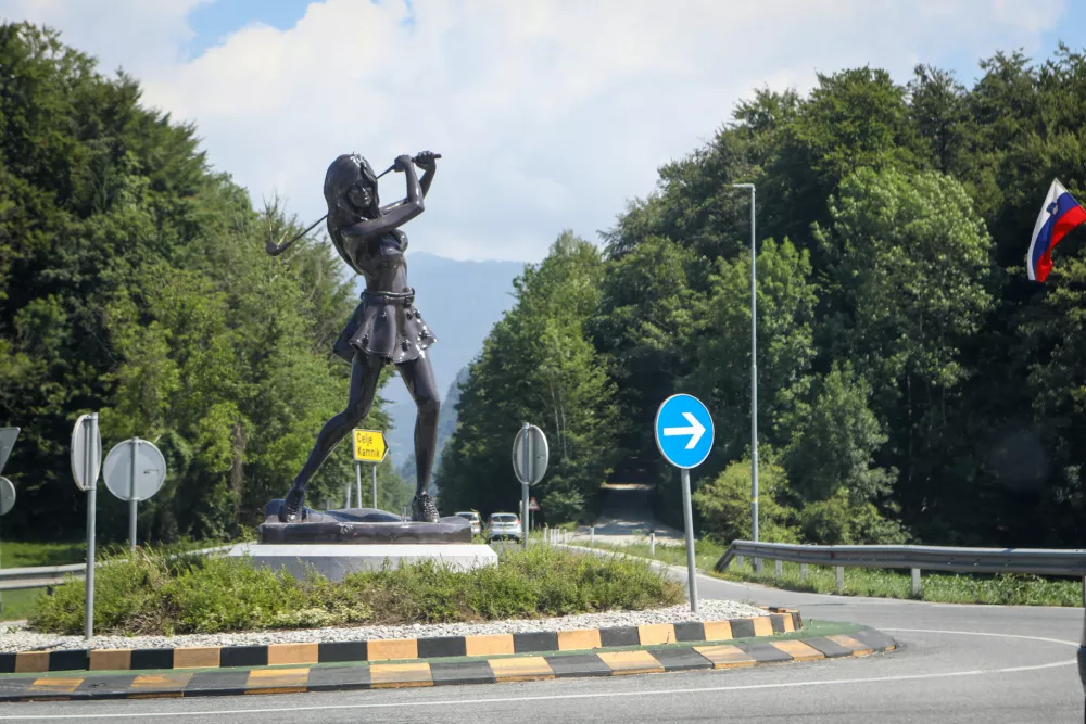 24.6.2026 - koriži&scaron;če - krožni promet -  skulptura golfistke, delo belgijskega kiparja Williama SweetlovaFoto: Luka Cjuha