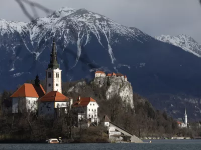 - 28.01.2022 &ndash; Bled - Blejski otok - Cerkev Marijinega vnebovzetja - Blejski grad - turizem - turistična destinacija //FOTO: Luka Cjuha.