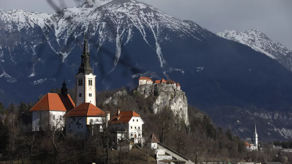 - 28.01.2022 &ndash; Bled - Blejski otok - Cerkev Marijinega vnebovzetja - Blejski grad - turizem - turistična destinacija //FOTO: Luka Cjuha.