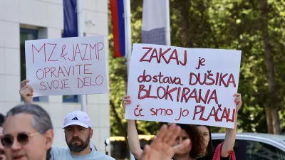 Ljubljana, pred JAZMP.Protest starsev v zadevi Biobanka pred Javno agencijo Republike Slovenije za zdravila in medicinske pripomocke.