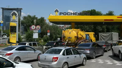 FILE PHOTO: Vehicles queue to refuel at a Rosneft petrol pump, as according to local officials some regional filling stations face gasoline shortages due to production cuts at major refineries, amid the Russia-Ukraine conflict in Rostov-on-Don, Russia, June 23, 2026. REUTERS/Sergey Pivovarov/File Photo